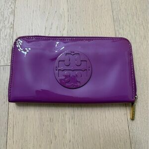 Tory Burch Patent Stacked Logo Leather Wallet